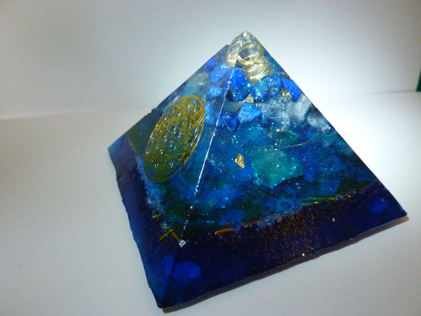 27 - Pyramide ORGONITE BLEUE 9 cm X 9 cm