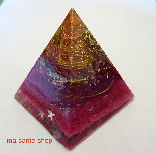 16- Orgonite - Pyramide ROSE  de 5.5 cm par 5.5 cm